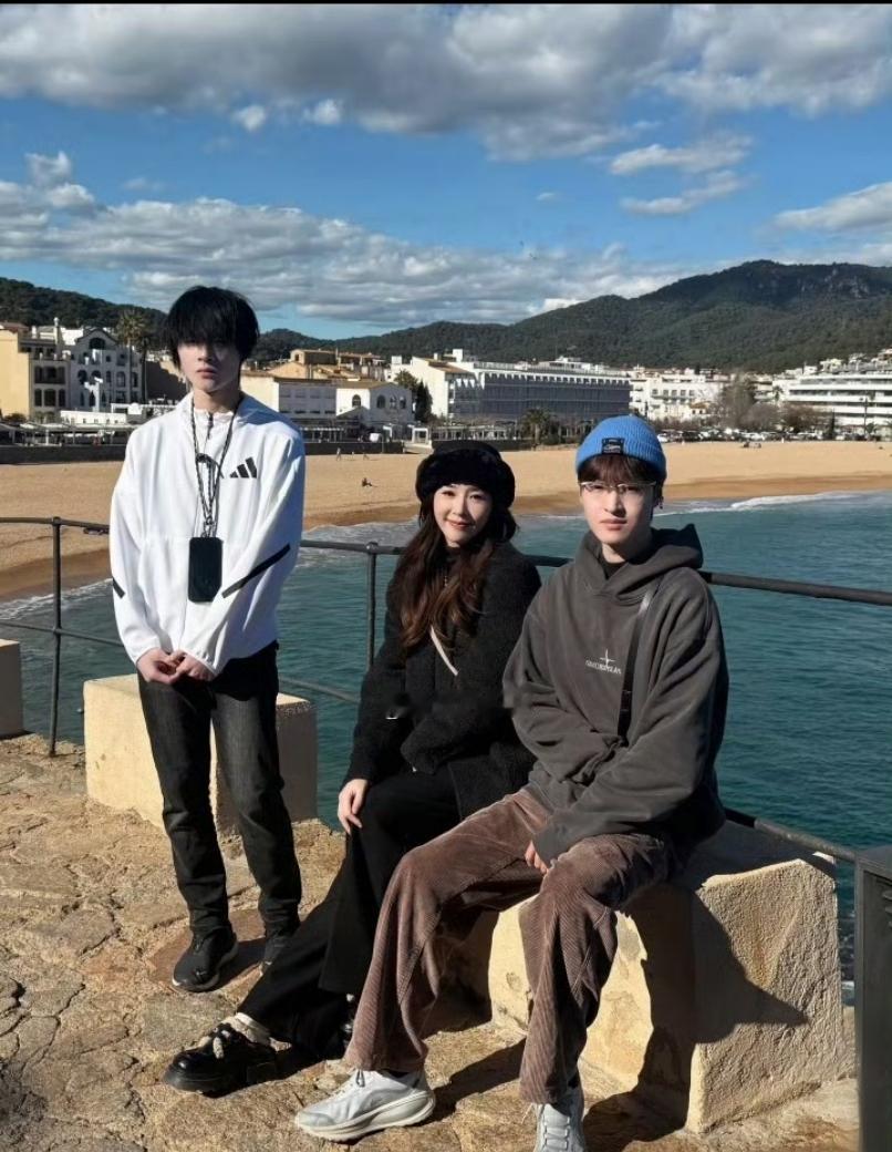 别信什么离婚带娃就贬值。
看吴佳尼，43岁，俩儿子少年初长成，合照里紧致的手臂线