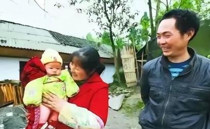 “不用看了，他已经死了。”2008年汶川地震中，一位父亲背着高大的儿子，徒步25