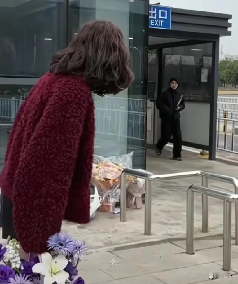 近日，湖北武汉一女子亲手制作花篮，然后坐了8小时火车，在考场门口等着继女考研出来