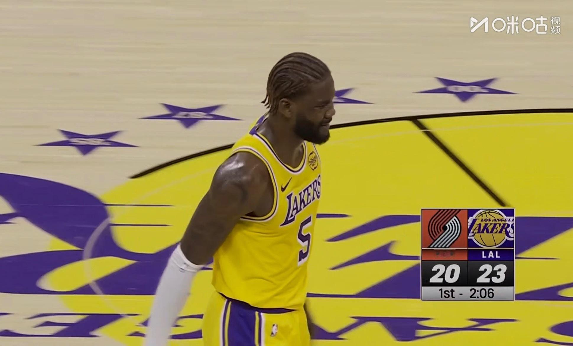 艾顿没有替补连打10分钟，刚刚对小杨犯规了 ​​​