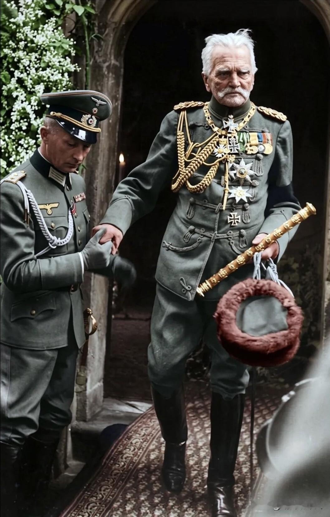 1941年6月9日，荷兰多伦（Doorn）小镇，一座被静谧树林环绕的庄园门前，奥