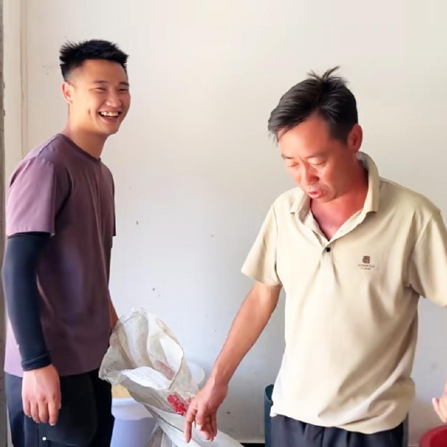 小潘和小秋回到贵州农村老家，跟着爸爸一起下田插秧，这让我想起我的兵团岁月，记得那