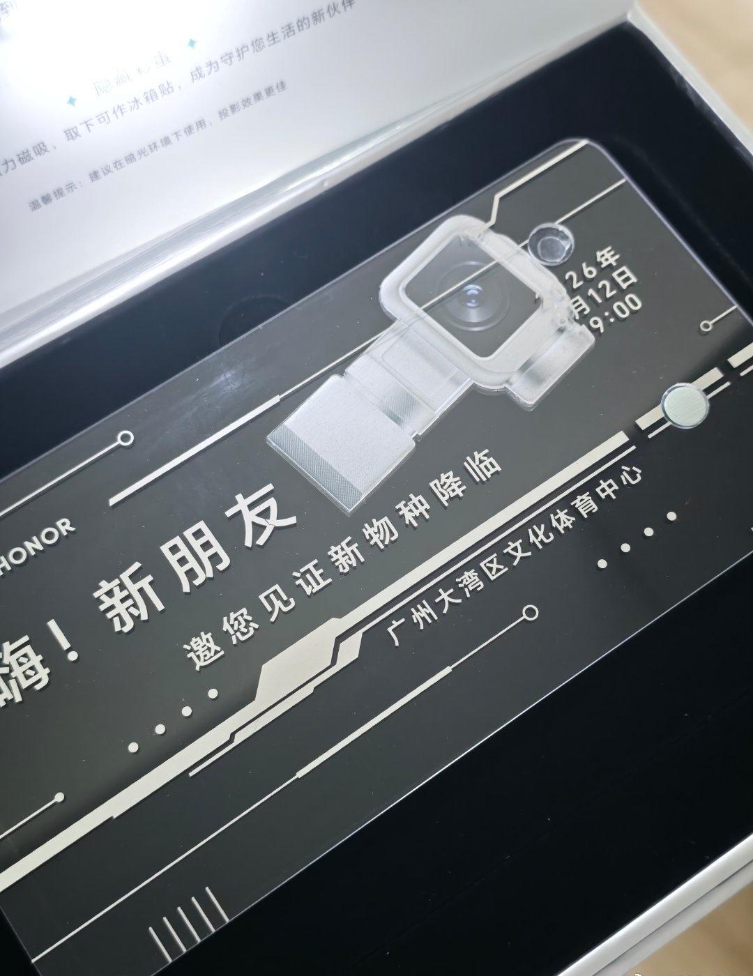 荣耀Robot Phone真的是蛮牛逼的一款产品，如此小机身下塞进如此多东西，电