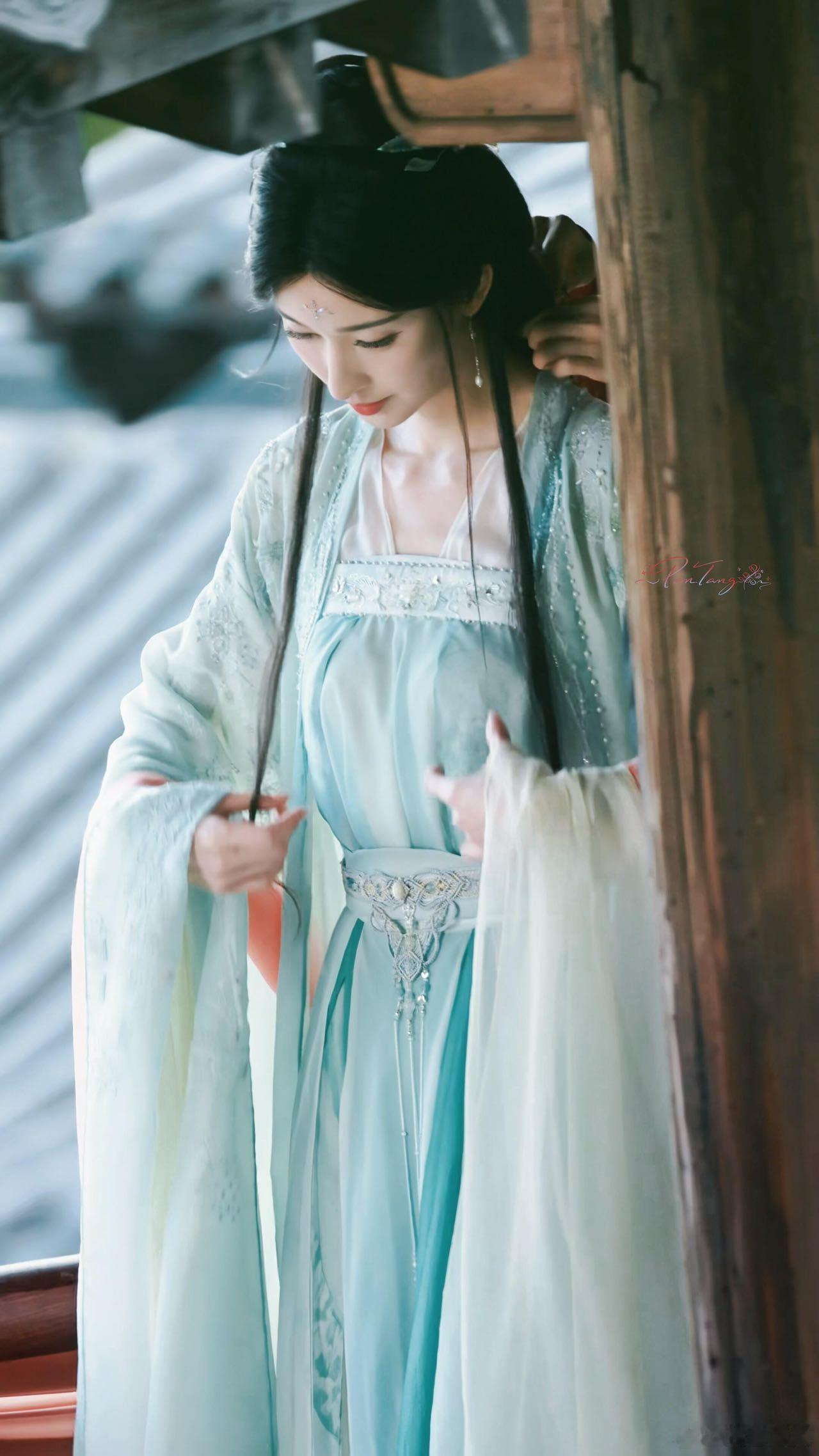 张俪张俪错世录张俪思陵张俪错世录路透好绝！无滤镜生图氛围感直接拉满，飘逸裙摆搭配