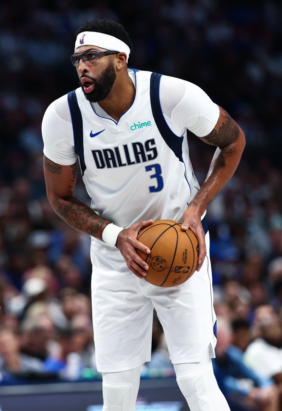 浓眉因小腿受伤将缺席今天对阵快船的比赛，这是他连续缺席的第八场比赛。 