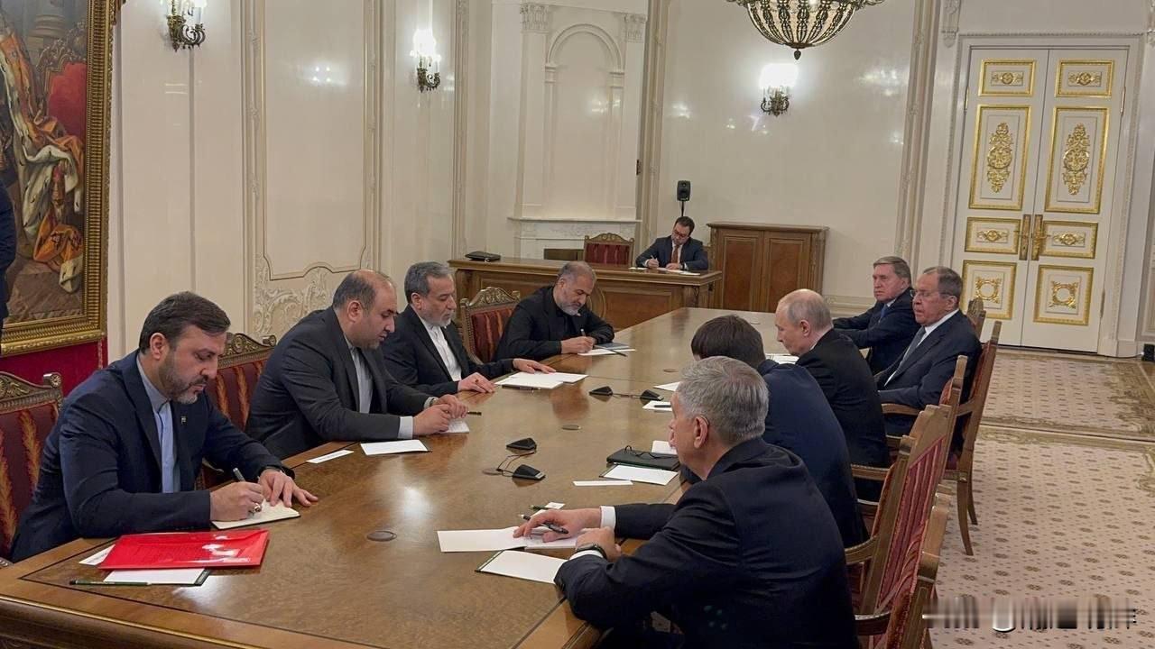 普京确认已收到伊朗最高领袖穆杰塔巴·哈梅内伊的信息。

伊朗外长阿拉格奇与俄罗斯