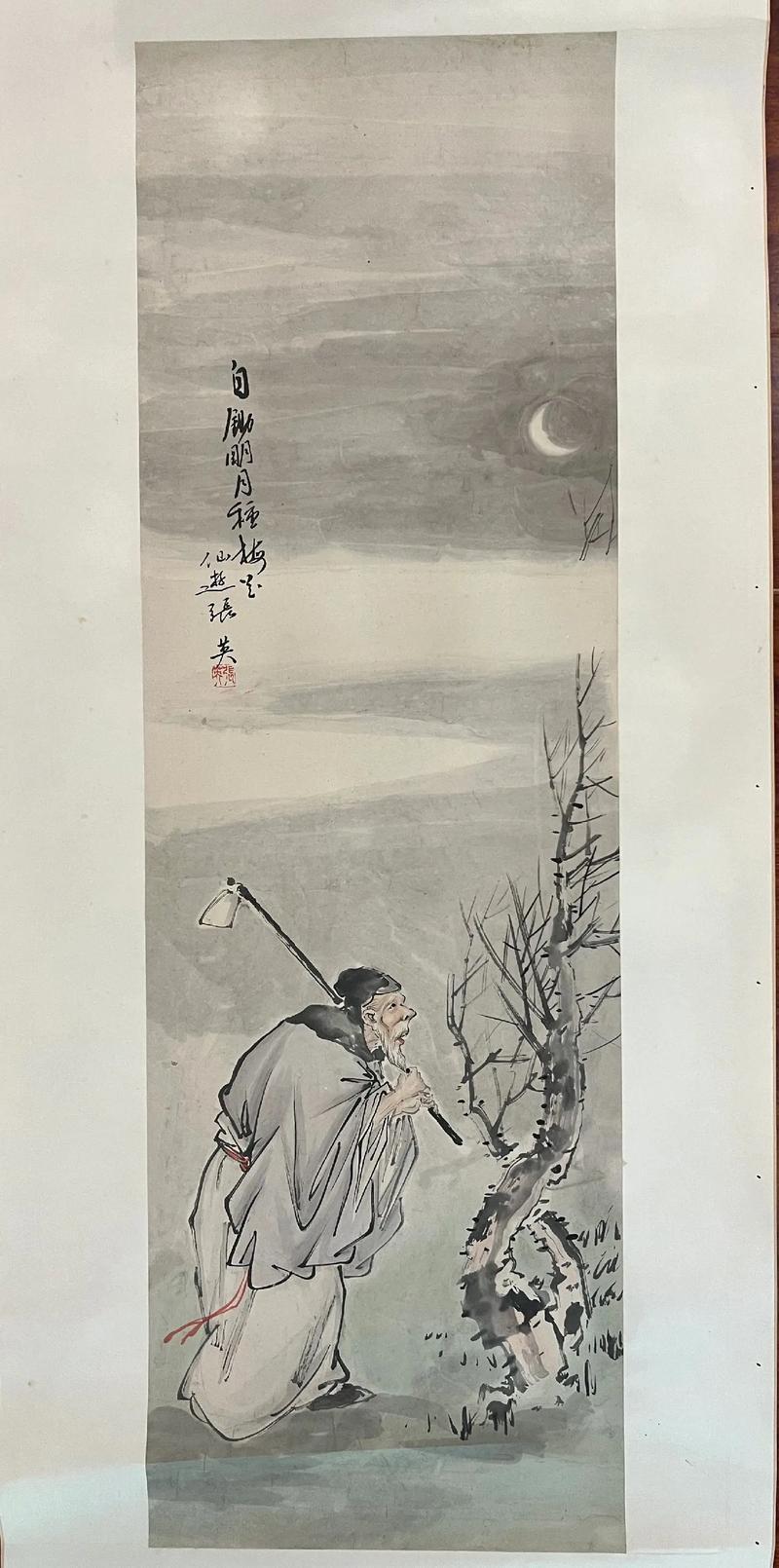 上联：[比心]请君出上联
下联：荷锄种梅趁月明

网络图片/诚谢侵删