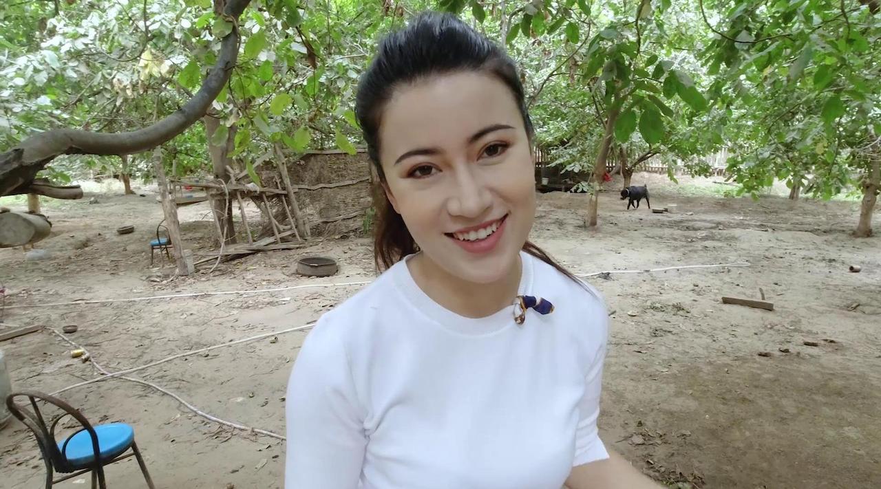 南疆的年轻人，已经不等人来“解放”了

喀什古城一个土耳其游客，拦住个二十出头的