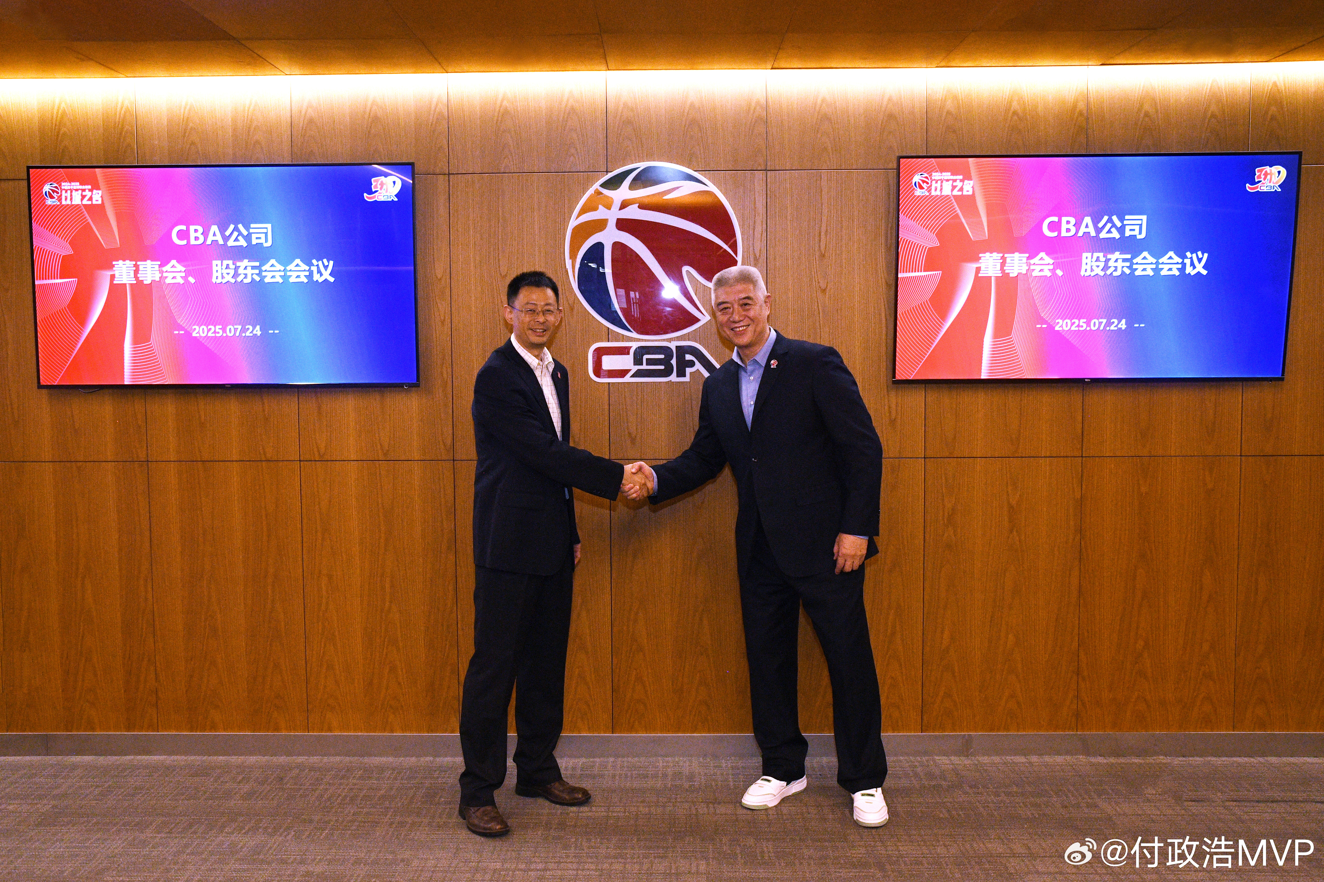 徐济成卸任CBA公司董事长   今年三月当选中国篮协副主席的杨阳接棒徐济成，出任