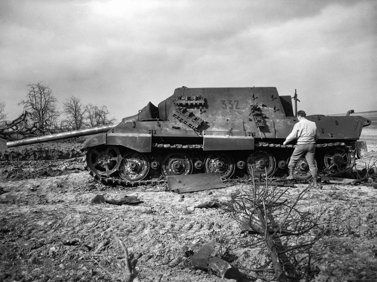 二战末期，法国境内英美盟军与纳粹德军作战真实历史影像！

对下图各式武器装备战场