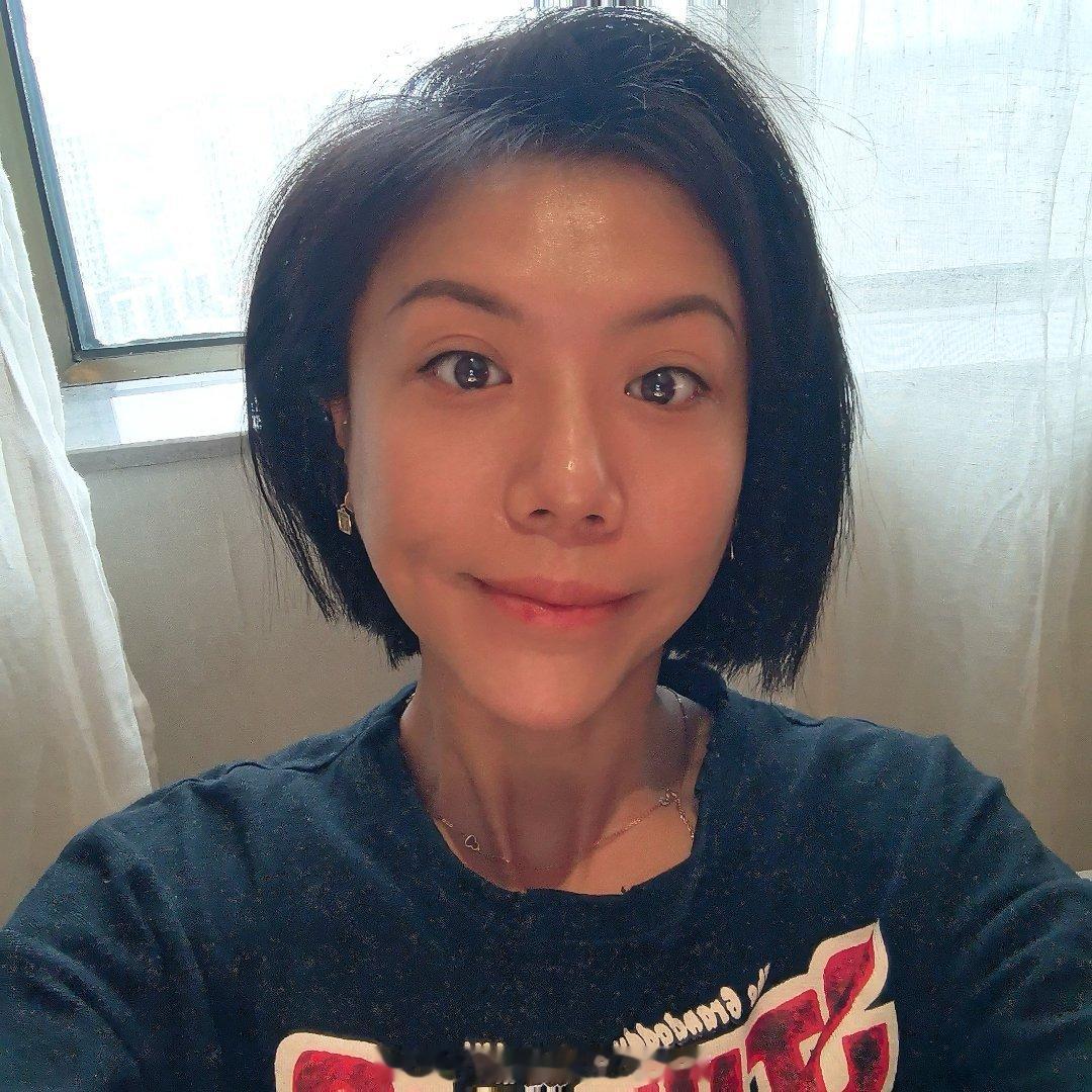 阿拉山口就一个门儿啥也没有呀[笑cry]我以为跟霍尔果斯一样热闹呢有个纪念品小店