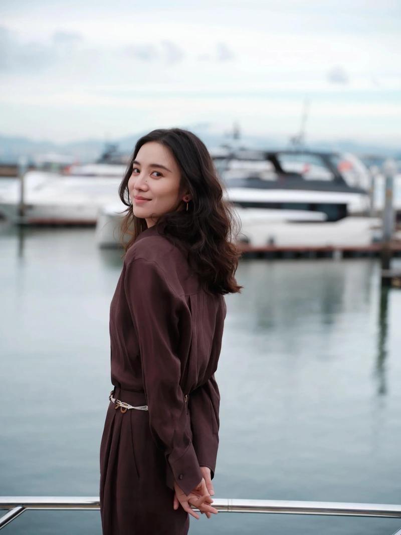 宋佳说：她最讨厌20几岁的自己，很慌张！现在三十多了，也越来越能体会这句话，岁月