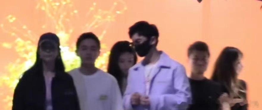 曝黄晓明深夜和长发美女去KTV感觉换得很频繁啊，之前不是叶柯给他生了一个孩子后，