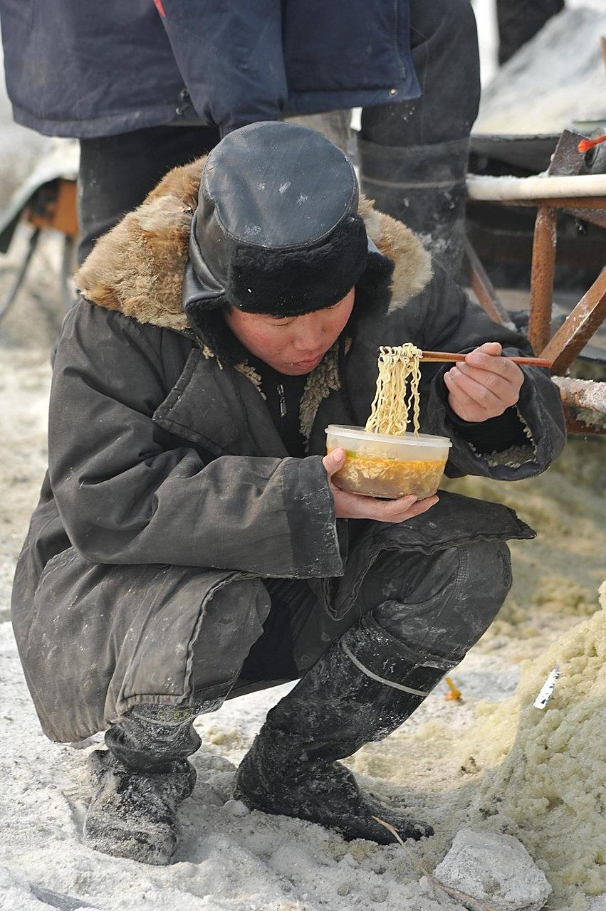 农民工7年不回家，除夕吃泡面还笑？真相戳中无数人
 
贵州一位农民工，外出打工整