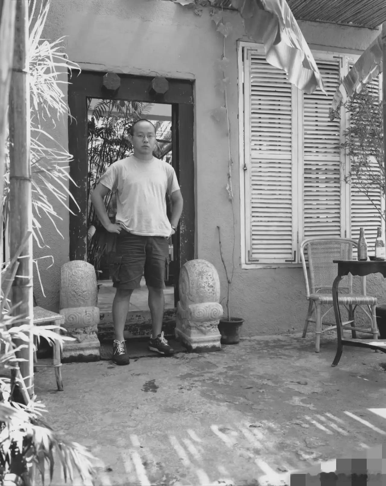 2001年，32岁的窦唯照片曝光，那时的他就开始秃顶发福了，与王菲的状态相比差别