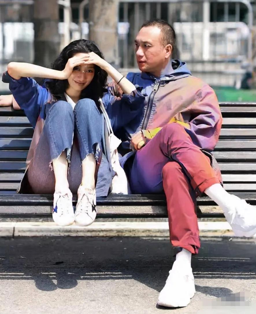 徐静蕾同居5年的前男友黄觉，罕见晒出和老婆麦子的合影！小15岁娇妻优雅文艺太迷人