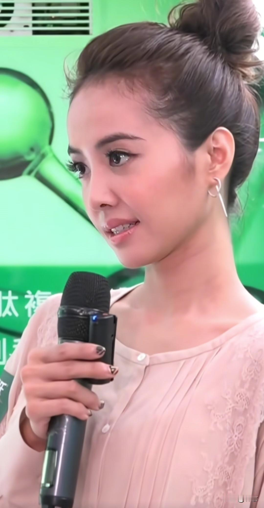 谁懂啊！蔡依林这组活动图一出来，直接把我美到失语！
 
画面里的她把头发梳成利落