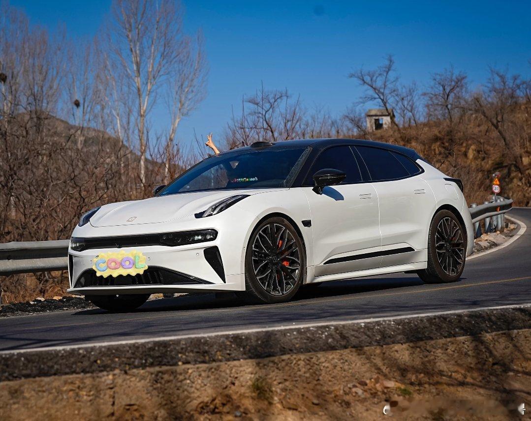 送高考的女儿去考场，她紧张得一言不发。我悄悄打开