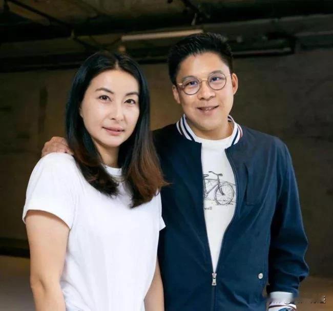 别再吹捧郭晶晶美貌了？她真的有美貌吗？没有，一点也没有，非常……非常普通的长相。