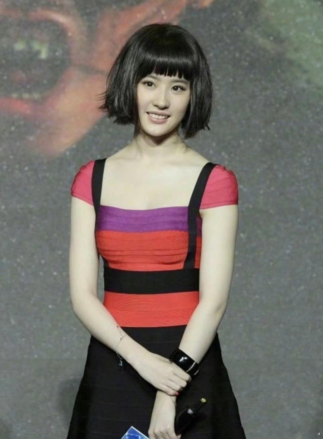 #刘亦菲波波头#  刘亦菲早期波波头造型，不一样的风格！ ​​​