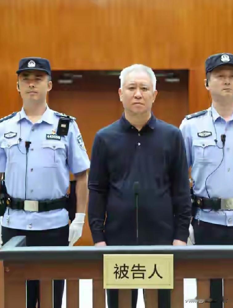 许家印满头白发现身，
连眉毛都白了，被判无期徒刑，
他之前头发就是白的，然后染黑