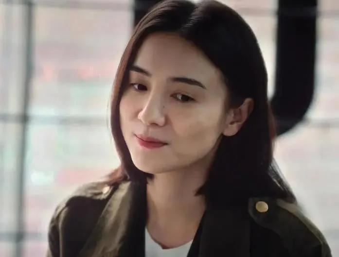 《亲爱的仇敌》口碑呈现两极分化。一方面，其首播热度高，剧情紧凑，演员演技精湛，对