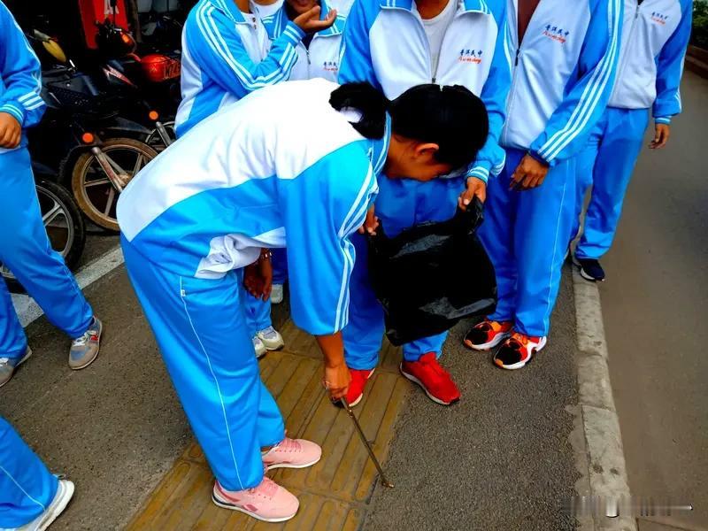 孩子应该从小参与社会实践吗？
我个人观点:让孩子从小投身社会实践活动，如同为其打