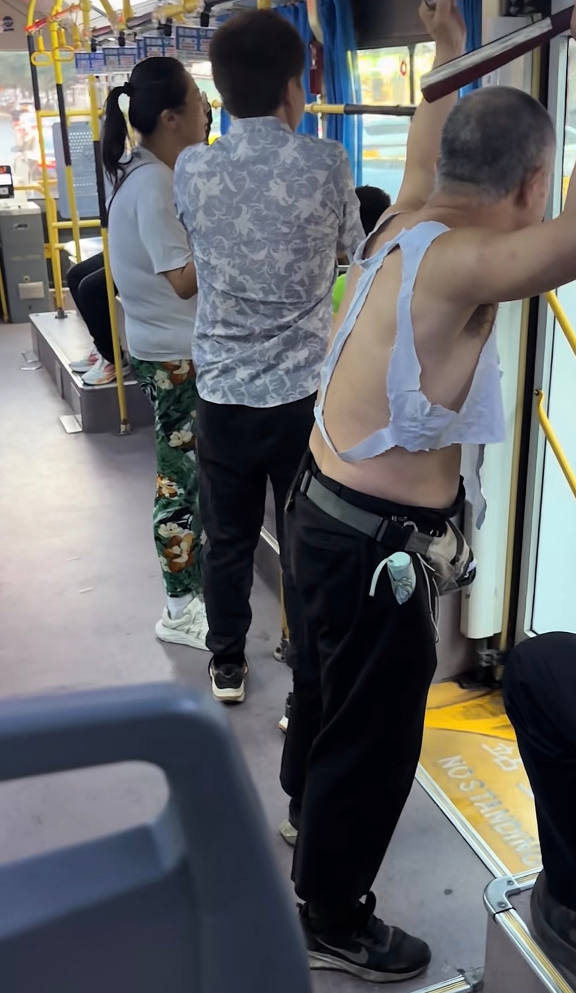 这是巴黎世家新款吗？ 