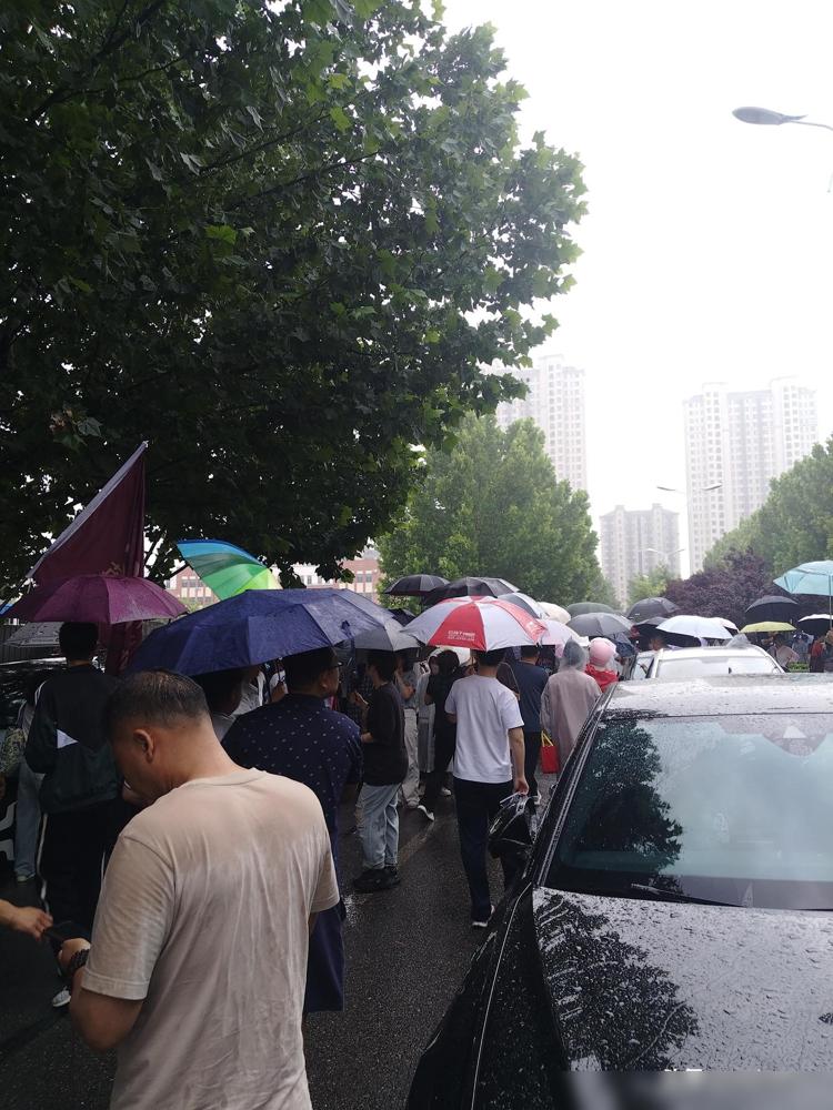 天津中考在绵绵小雨中拉开帷幕，孩子们冒雨赶赴考场，开启逐梦之旅。

全市8.2万