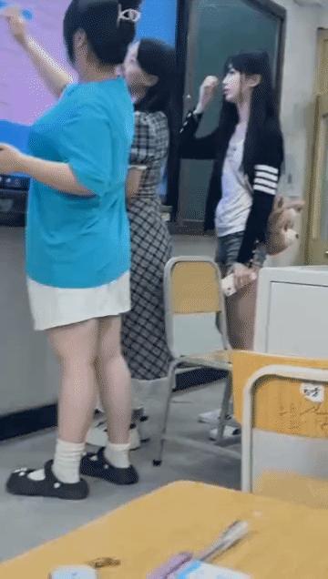 大家看看这是卡哇伊小萌妹还是女装大佬？[笑哭]