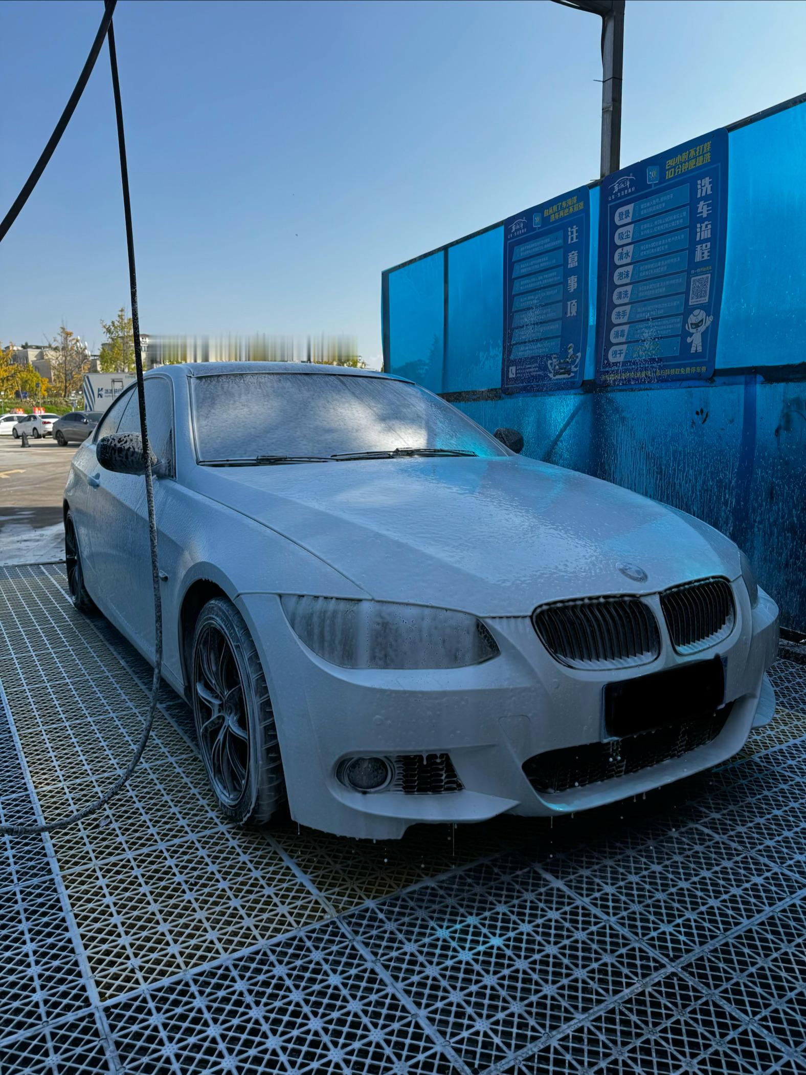 天气好的时候洗个车太巴适了还碰到个E46，跟我的E46 325贴纸合影下 