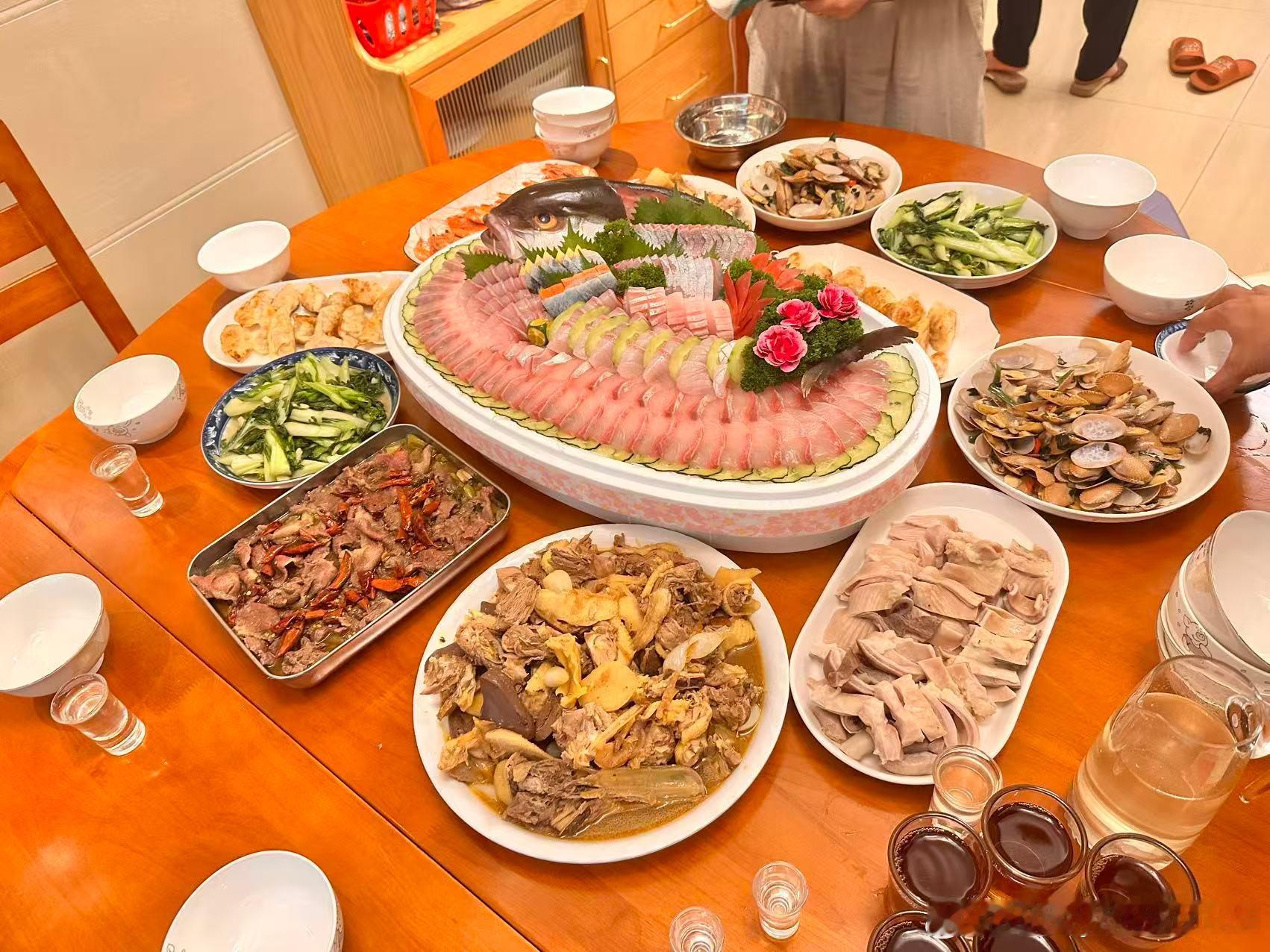 饱了饱了，周末跟三五朋友吃点喝点，美哉 