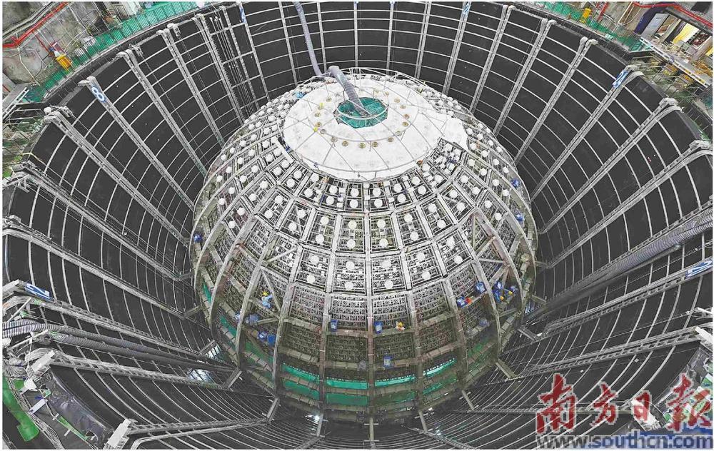 【江门中微子实验中心探测器有机玻璃球完成赤道层安装】在广东江门，国家重大科技基础