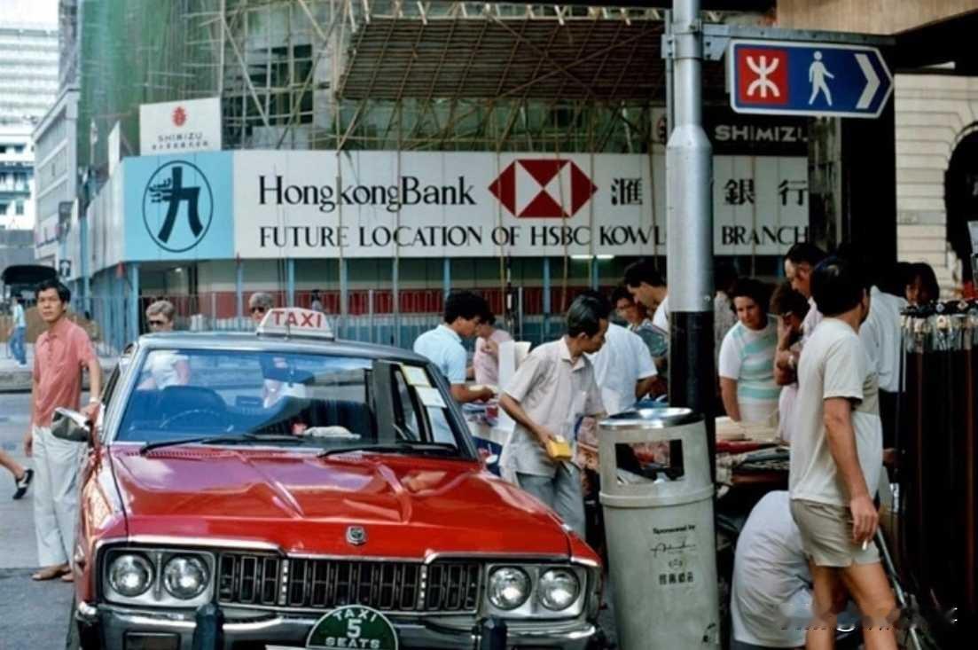 1985年香港处于港英管治期，经济腾飞，市民生活节奏快，中西文化交融特征明显。香