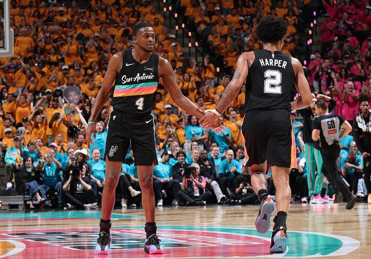 看NBA上咪咕视频，总决赛首战落幕，四年2.29亿合同的福克斯，已经成为了马刺最