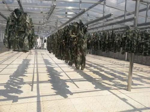 那年年底，我在连队当列兵。恰逢老兵复退，为了能干净利落地回家，老兵们纷纷拿出便装