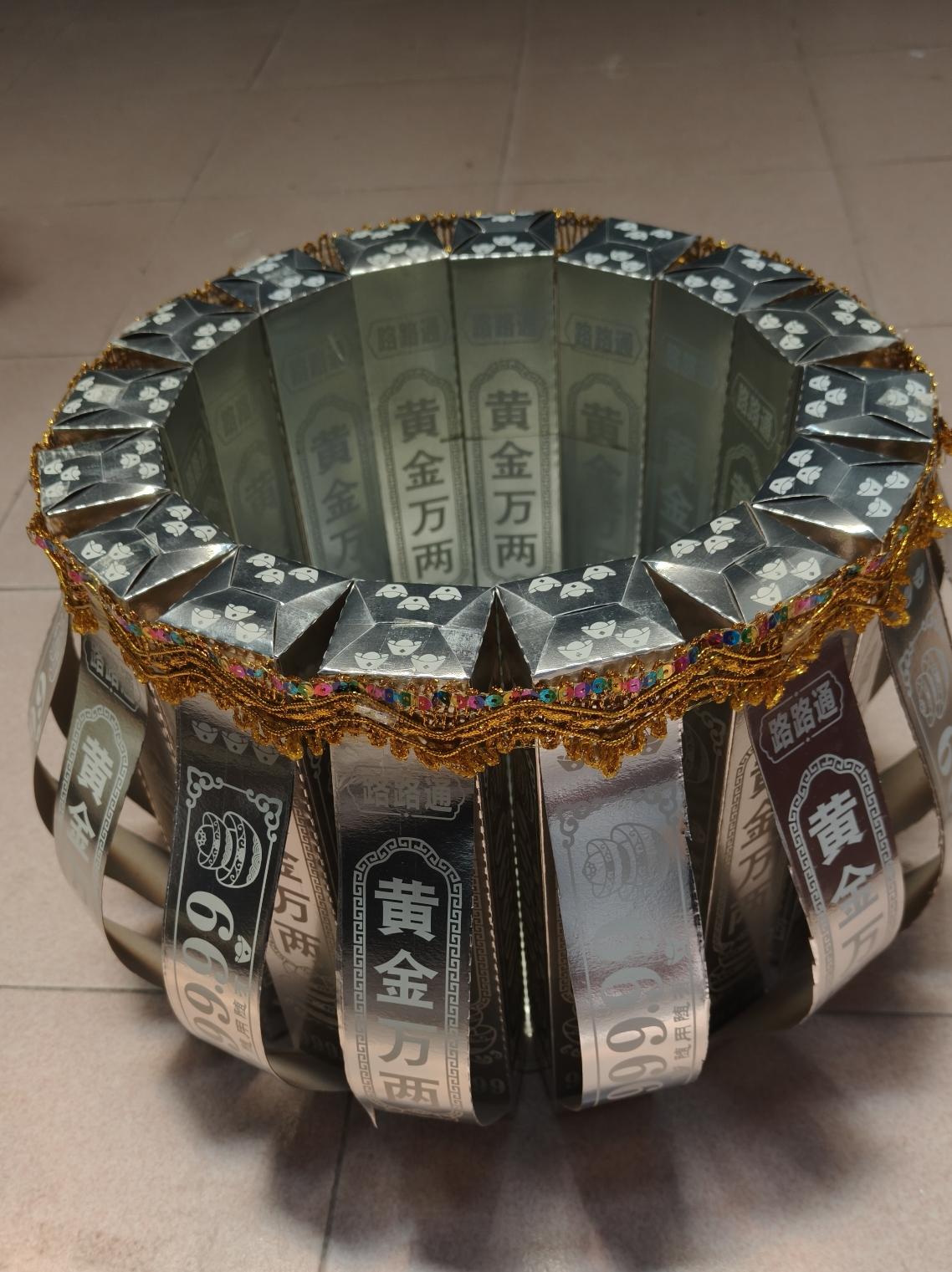 一起做手工亲手为母亲制作的聚宝盆，将思念化为实物，遥寄天堂的亲人。