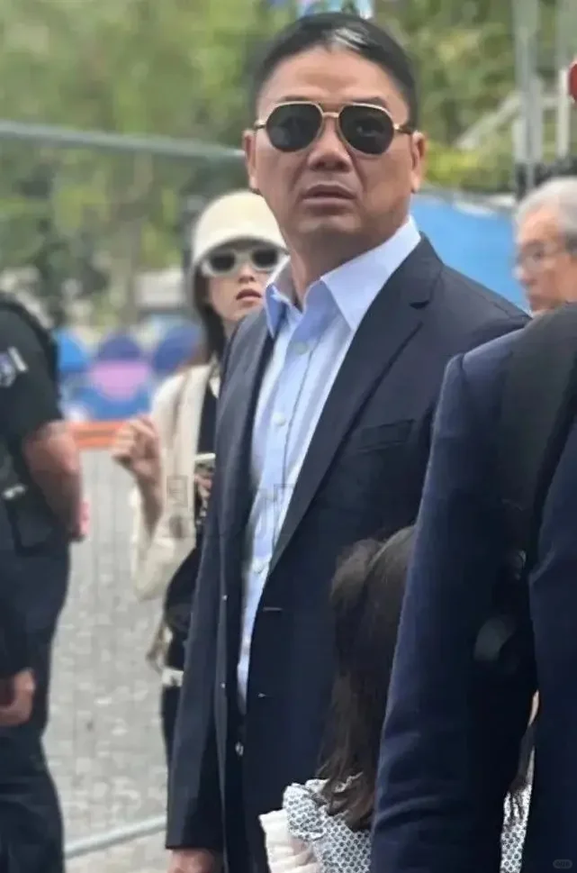 这两人表情，神同步！