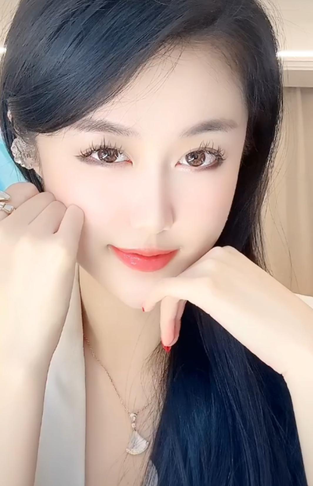 情人吻
男人靠接吻释放欲望，女人靠接吻感受爱意，而身体靠接吻，获得健康和放松，男