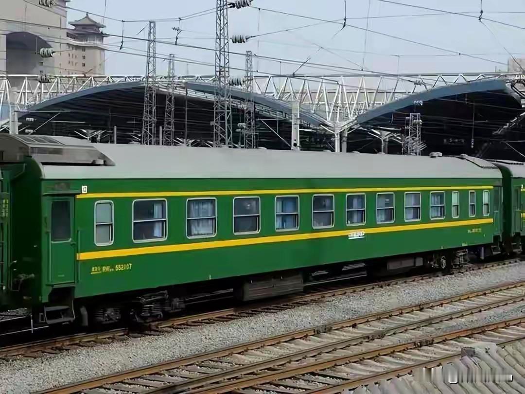 有人为省几两碎银，硬扛绿皮火车的慢与挤，也有人笑这是自讨苦吃。其实哪有什么绝对选