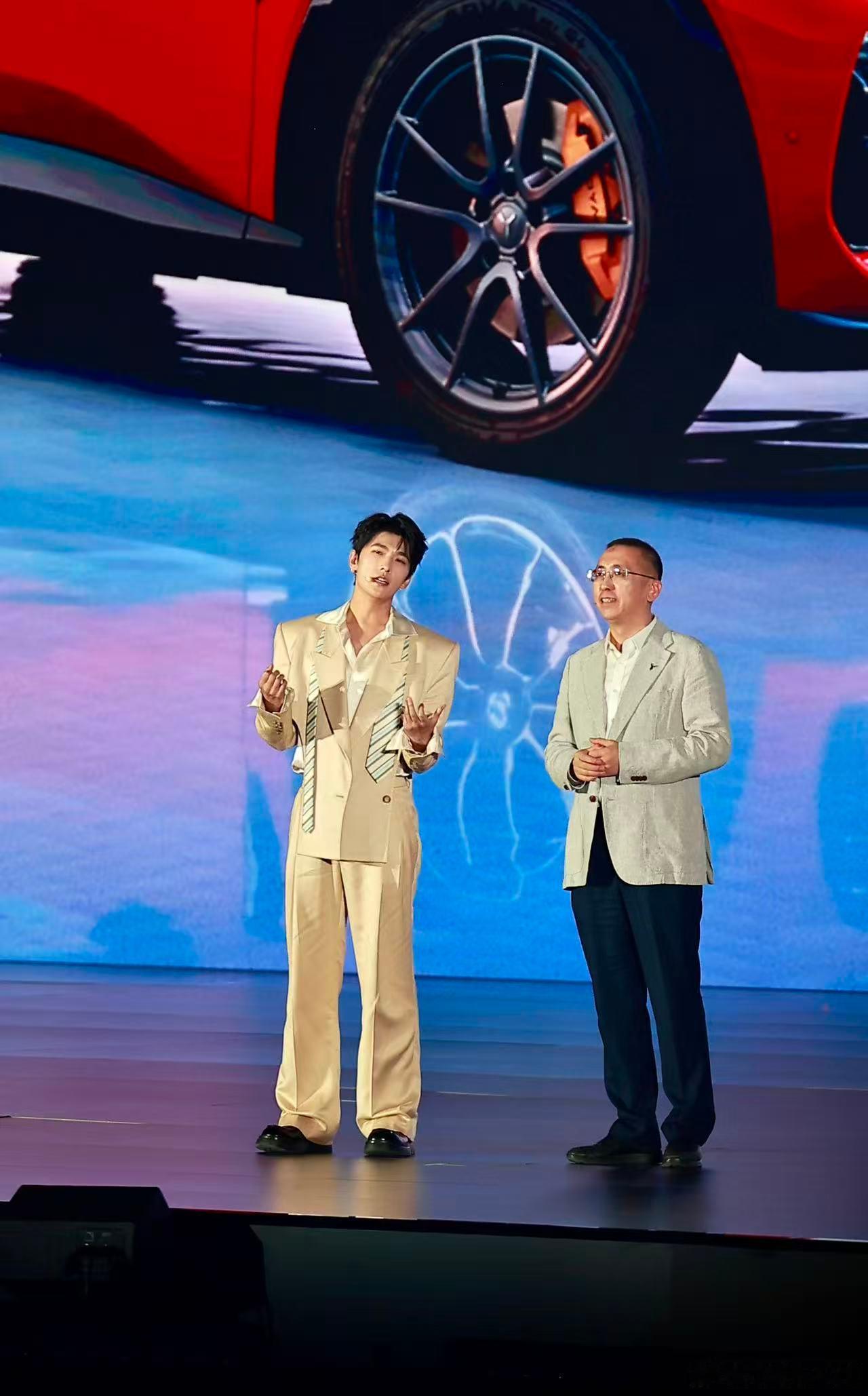照片来源于我成都兄弟 大长焦帅！岚图用户之夜发布会上面杨洋这颜值，真帅！我都要避