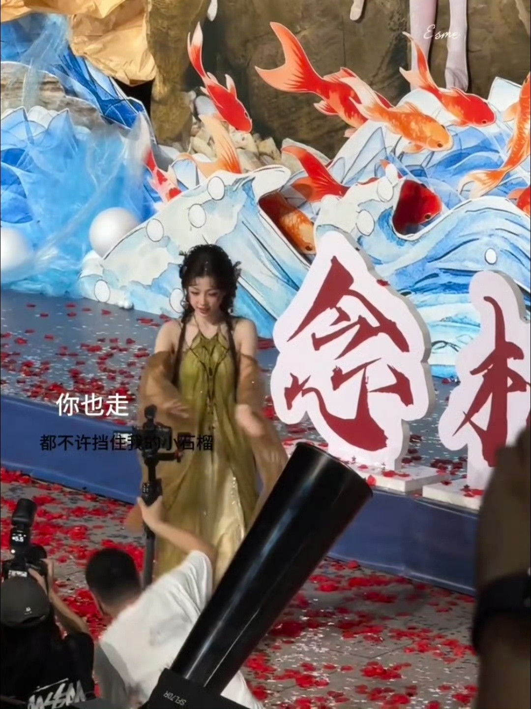 这边请[馋嘴] ​​​