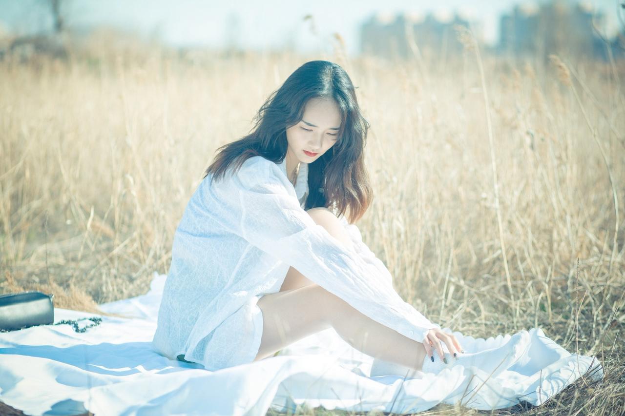 秋天都在歌词里
落叶知秋，微风徐来
所有美好不期而，更多作品在主页秋天都在歌词里