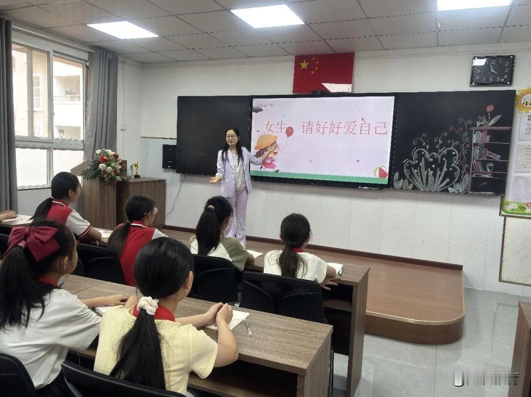 近日，三秦家长学校汉台区青龙观小学分校讲师、国家二级心理咨询师张莉精心开设男女分