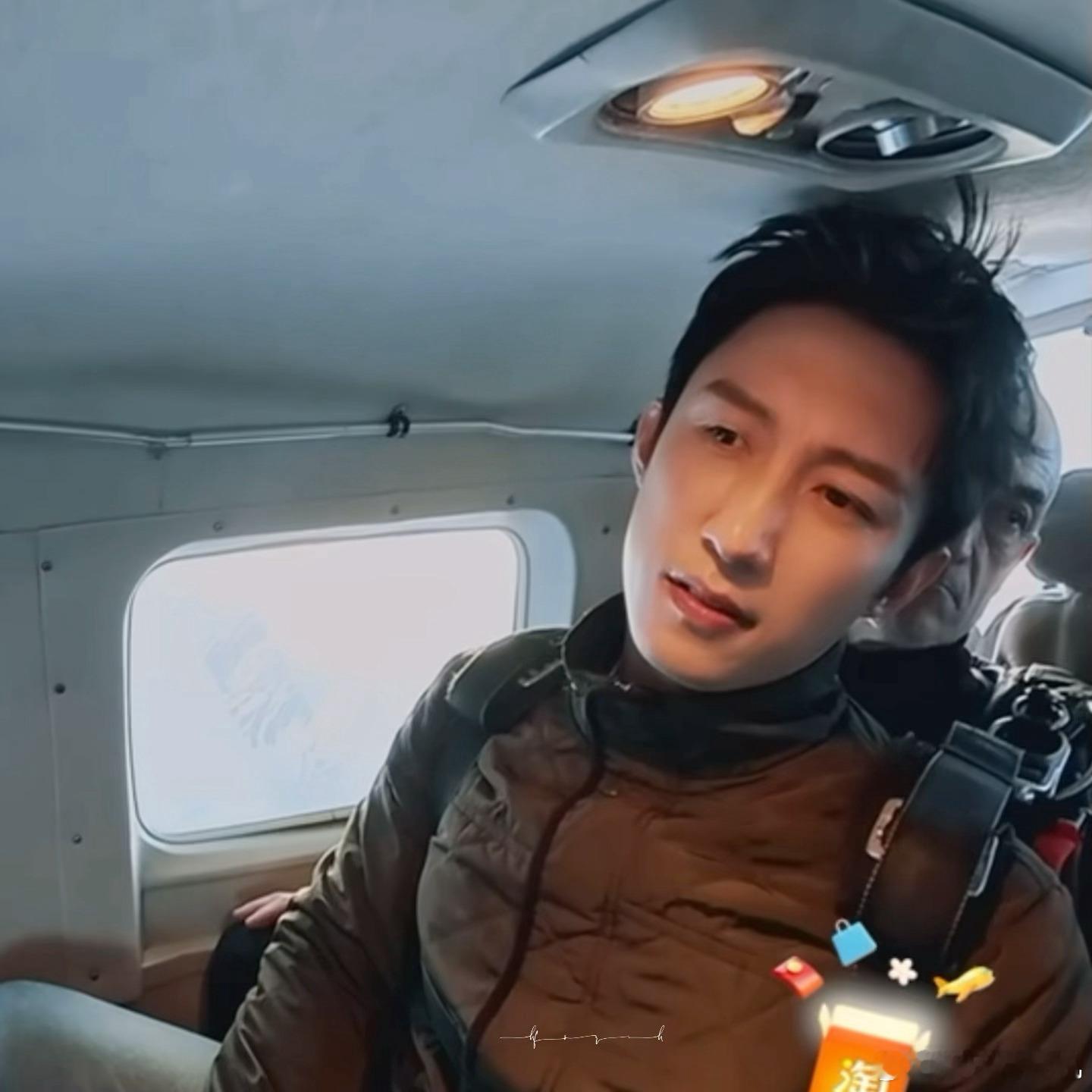 又被黄景瑜冷脸帅到了 他的冷脸帅带着一种故事感，让人忍不住猜测他在想什么，下一秒