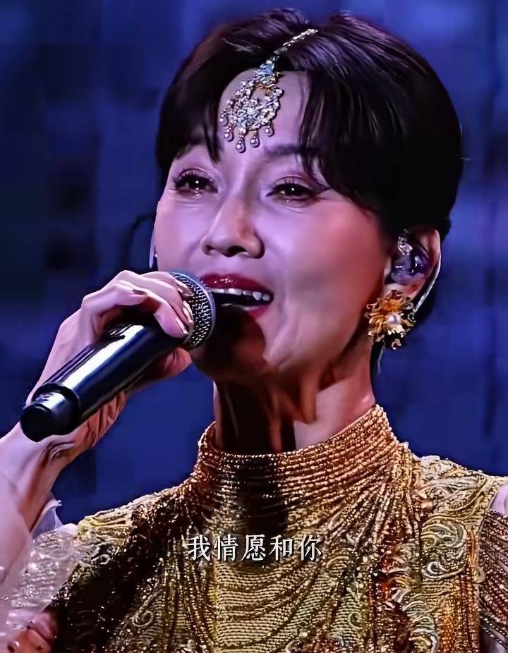 老牌女神张雅芝现身，状态依旧惊艳众人。她嗓音清甜依旧，丝毫不见岁月磨损，一举一动