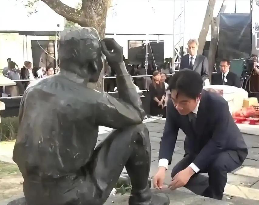 赖清德结束“偷渡式”出访后，立即前往台南乌山头水库，双膝跪拜日本殖民时期工程师八