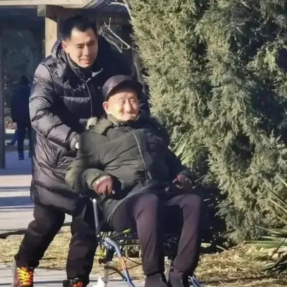 寒冬里，深夜的内蒙古草原，牧民马铁柱被门外微弱的啼哭声惊醒。他推开门，刺骨的寒风