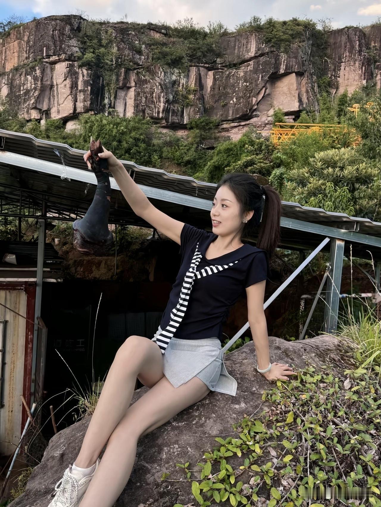 不让你碰的女人就是不爱你
嘴上说的再好听都是没用的

因为女人的身体是最诚实的

