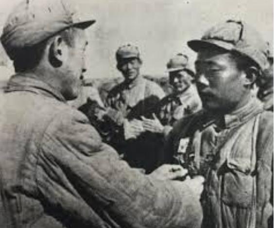 1944年，一少年被鬼子抓去帮他们搬弹药，半路上他扛着子弹箱，偷偷往四下扫了一眼